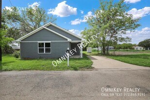 317 Jones St in Bonham, TX - Building Photo