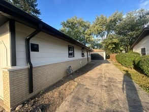 595 W Elk Grove Blvd in Elk Grove Village, IL - Building Photo - Building Photo