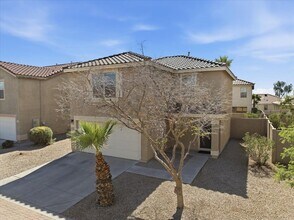 2413 E Hazeltine Way in Chandler, AZ - Building Photo - Building Photo