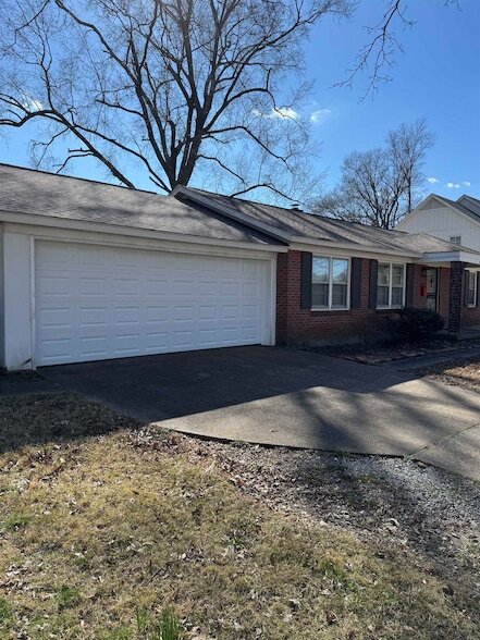 4973 Greenway Rd in Memphis, TN - Building Photo