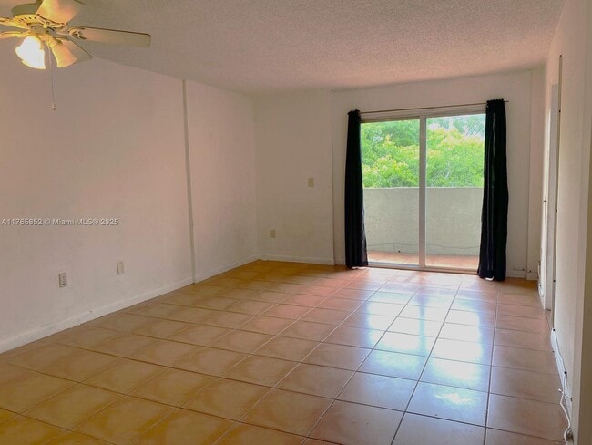 10000 NW 80th Ct in Hialeah Gardens, FL - Building Photo - Building Photo