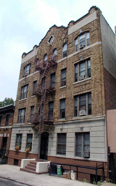 Roslyn Court in Brooklyn, NY - Building Photo