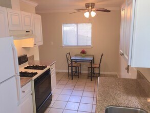 411 Douglas St, Unit #2 in Pasadena, CA - Foto de edificio - Building Photo