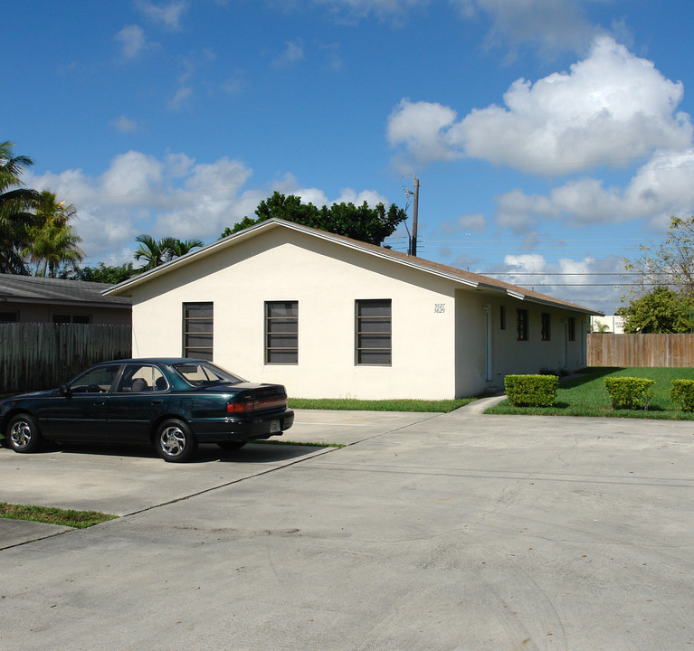 5823-5829 Lincoln St in Hollywood, FL - Foto de edificio