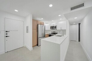 9455 W Flagler St in Miami, FL - Building Photo