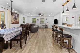 2725 NW 44th Pl in Gainesville, FL - Foto de edificio - Building Photo