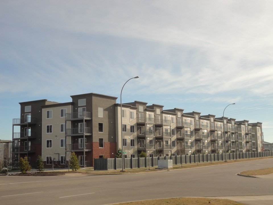 Hollick Kenyon Apartments in Edmonton, AB - Building Photo