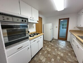 2104 Iowa St in Cedar Falls, IA - Building Photo - Building Photo
