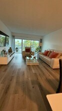 140 Lakeview Dr in Weston, FL - Building Photo - Building Photo