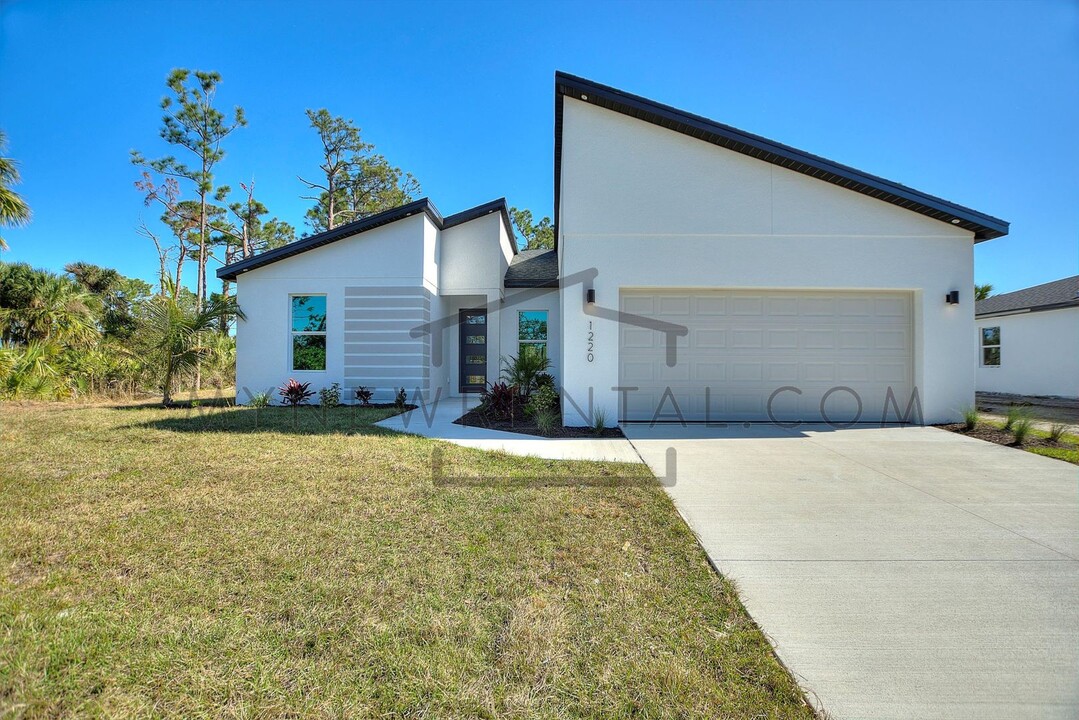 1220 Papillon St in North Port, FL - Building Photo