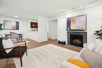 1311 12th Ave S, Unit E303 in Seattle, WA - Foto de edificio - Building Photo