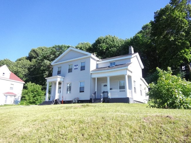 1436 E Genesee St, Unit 1 in Syracuse, NY - Foto de edificio - Building Photo