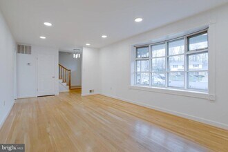 8122 Truro Ct in West Springfield, VA - Building Photo - Building Photo