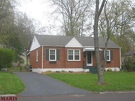 1490 E Duchesne Dr in Florissant, MO - Building Photo