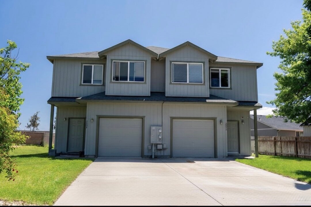 2454 NW 8th St in Redmond, OR - Foto de edificio