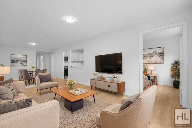 72 DRIVE, Unit 3 in Queens, NY - Building Photo - Building Photo