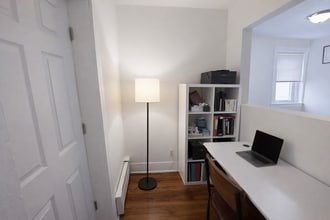 1056 Cambridge St, Unit 4R in Cambridge, MA - Foto de edificio - Building Photo