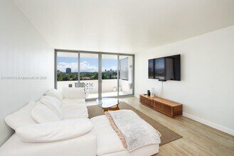 9101 E Bay Harbor Dr in Bay Harbor Islands, FL - Building Photo - Building Photo