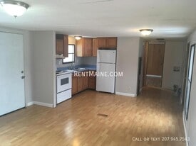 715 College Ave in Old Town, ME - Building Photo