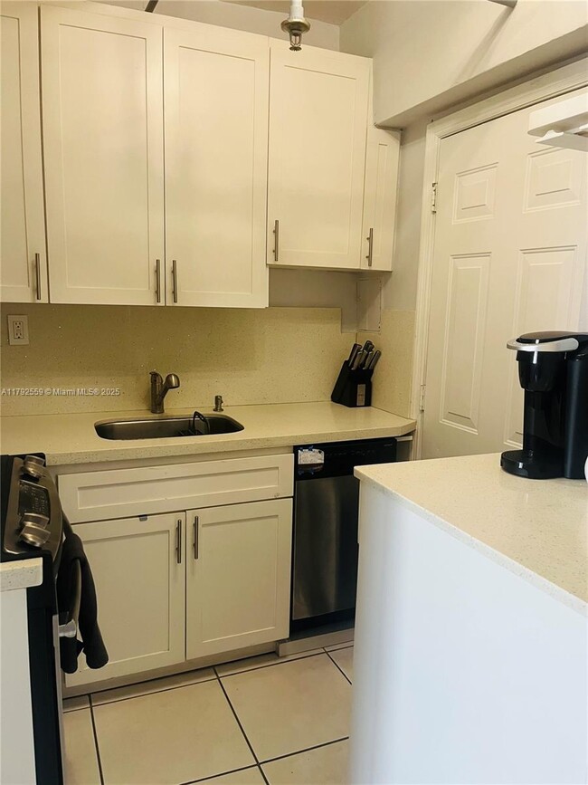 3030 Collins Ave in Miami, FL - Building Photo - Building Photo
