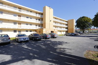 7th Ave. Apartments in Miami, FL - Foto de edificio - Building Photo