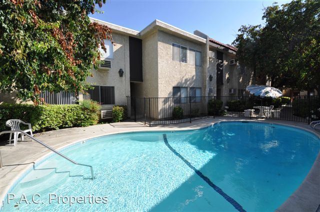 24411 Newhall Ave in Santa Clarita, CA - Foto de edificio - Building Photo