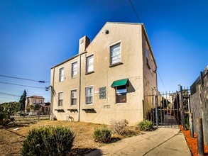 1733 Seminary Ave in Oakland, CA - Foto de edificio - Building Photo