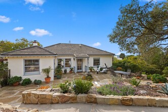 1717 Paterna Rd in Santa Barbara, CA - Foto de edificio - Building Photo