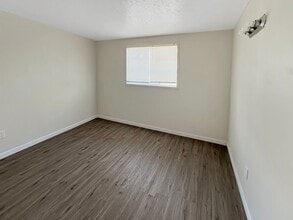 1004 W MacKenzie Dr in Hobbs, NM - Building Photo - Building Photo