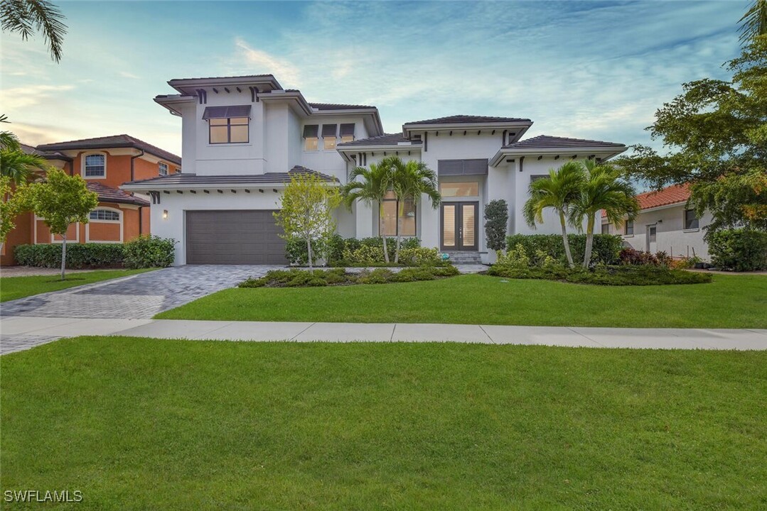 1621 Begonia Ct in Marco Island, FL - Foto de edificio