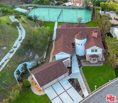 17606 Camino De Yatasto in Los Angeles, CA - Building Photo