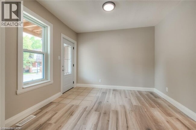 58 Cedar St N in Kitchener, ON - Building Photo - Building Photo