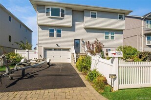 869 Beach St in Lindenhurst, NY - Building Photo