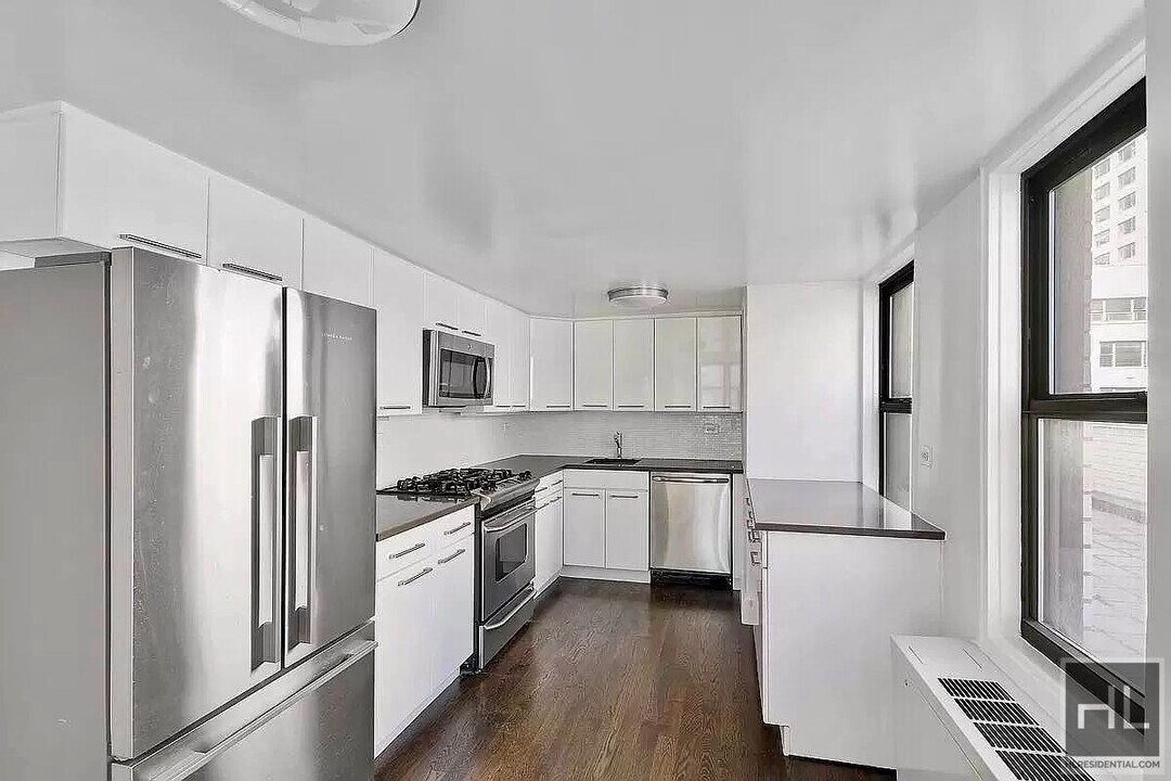 EAST 63 STREET in New York, NY - Building Photo