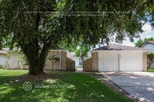 16223 Barcelona Dr, Unit 301 in Friendswood, TX - Building Photo