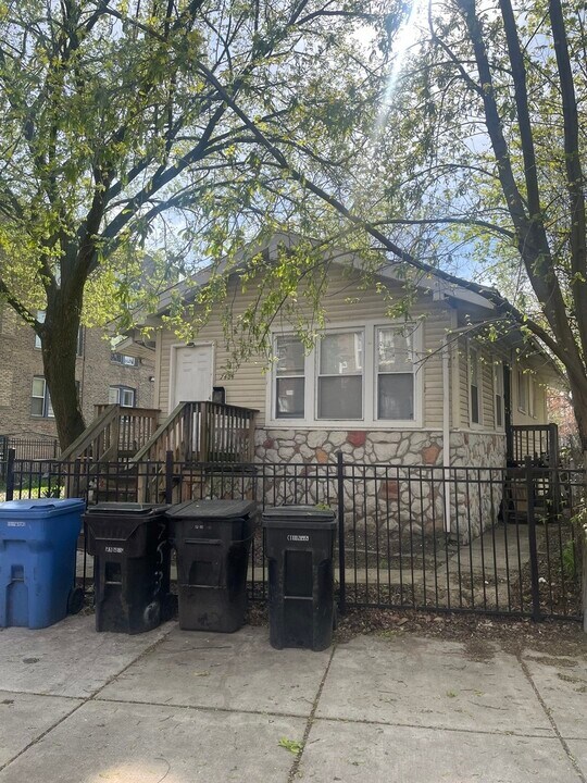 7414 S Colfax Ave in Chicago, IL - Building Photo