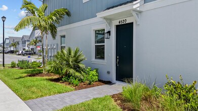 4520 Longwood Lk Sq in Westlake, FL - Building Photo - Building Photo