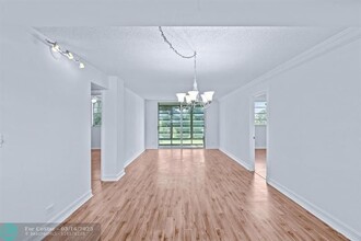 447 NE 195th St in Miami, FL - Foto de edificio - Building Photo