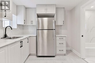 93 McMillan Dr in Oshawa, ON - Building Photo - Building Photo