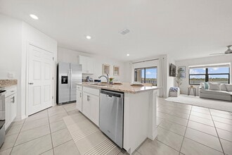 1893 Capital Dr SE in Palm Bay, FL - Foto de edificio - Building Photo