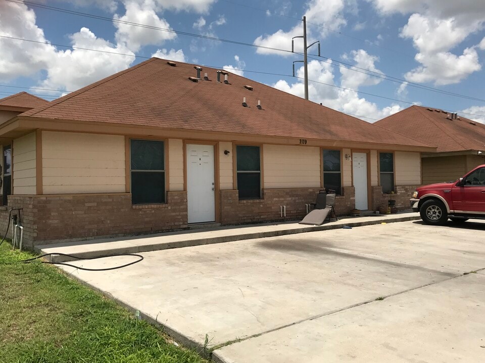 323 Rockport St, Unit B in Mission, TX - Foto de edificio