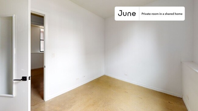 Private bedroom in 4 bed/3.5 bath Home in Chicago, IL - Building Photo - Building Photo