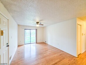 15 Fisher Dr in Franklin Township, NJ - Building Photo - Building Photo