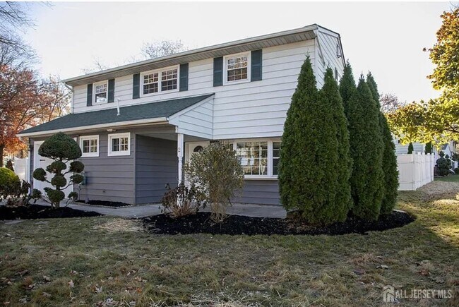 2 Stratford Rd in East Brunswick, NJ - Building Photo - Building Photo