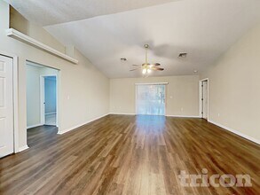 3233 Ambassador Ave in Spring Hill, FL - Foto de edificio - Building Photo