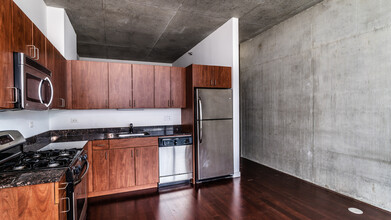 235 W Van Buren St, Unit 1408 in Chicago, IL - Building Photo - Building Photo