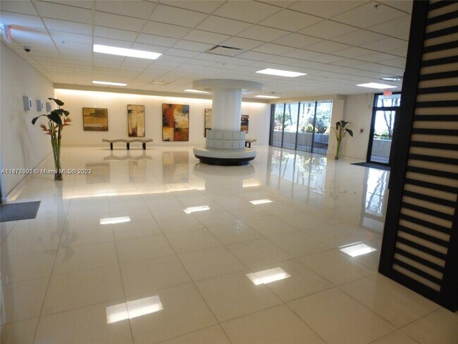 1623 Collins Ave in Miami Beach, FL - Building Photo - Building Photo
