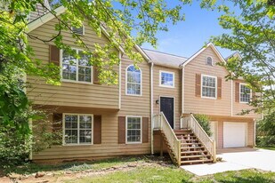 523 White Pines Dr in Dallas, GA - Building Photo