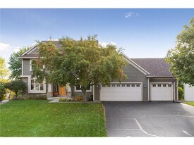 8069 Enclave Bay in Woodbury, MN - Building Photo