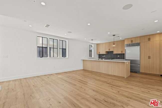 14535 Killion St in Los Angeles, CA - Building Photo - Building Photo